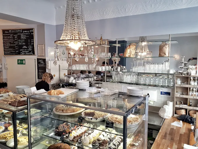 Theke mit Auswahl an Kuchen und herzhaften Speisen