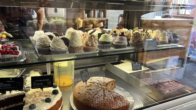 Gefüllte Kuchen- und Tortenvitrine bei Dale's Cake